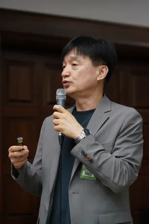 김성수 공동대표가 토론을 진행하고 있다 사진=이광호 기자